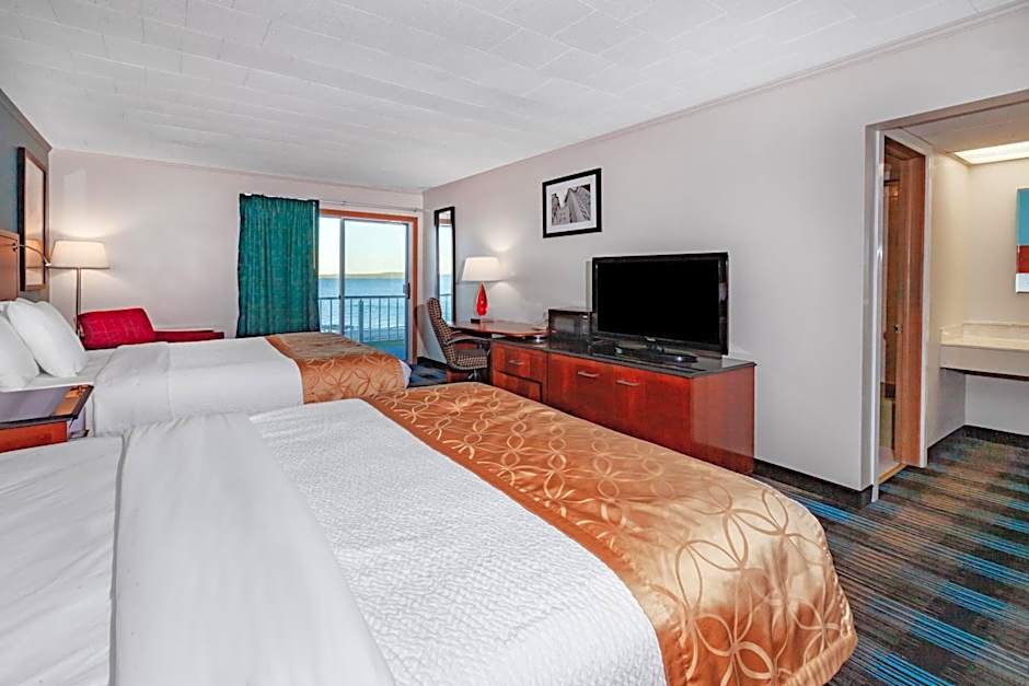 Days Inn & Suites by Wyndham St. Ignace Lakefront