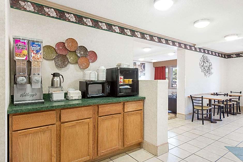 Super 8 Maumee/Toledo, OH