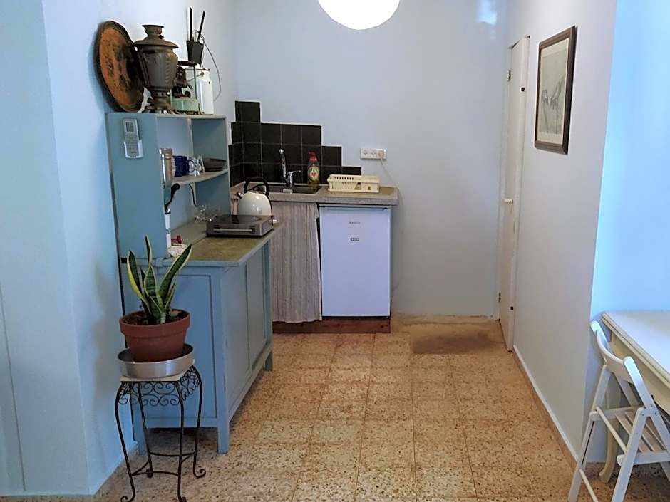 שבט אחים - חאן, קרון רכבת ודירת סטודיו - חווית אירוח כפרית