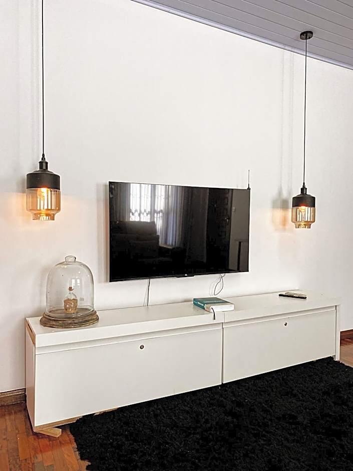 Casa Ampla - Climatizada - 1 suite-2 quartos-churrasqueira