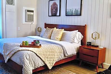 Mid-Century Gem w/King