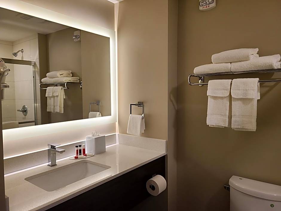 Super 8 by Wyndham Thompson