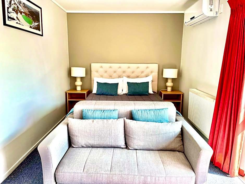 Adventure Lodge & Motel and Tongariro Crossing Track Transport