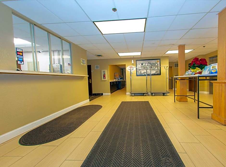 Super 8 by Wyndham St Charles