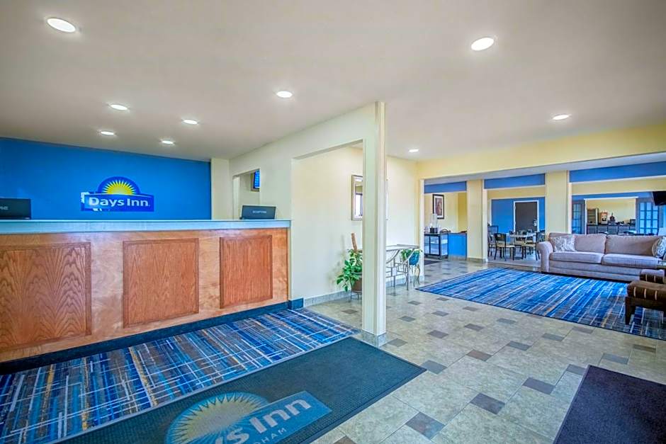 Days Inn & Suites by Wyndham Waterloo