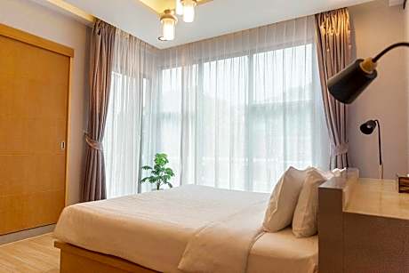 Grand Deluxe Room with Pool Access