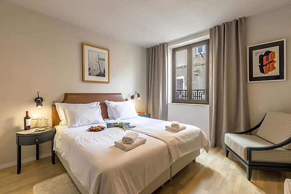 Leonis Restaurant & Rooms