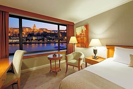 1 Queen Classic River View