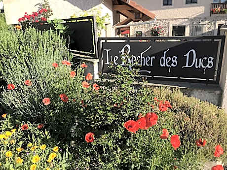 Le Rocher des Ducs, Appartement & Chambres, abris voitures et motos