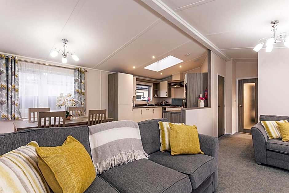 Woodpecker Lodge with Hot Tub