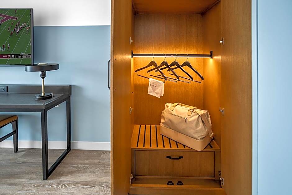 The Highlander at Radford, Tapestry Collection by Hilton