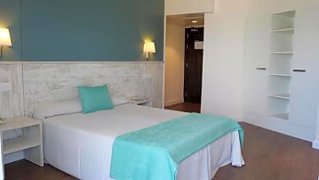 Triple Room with Sea View (2 Adults + 1 Child)