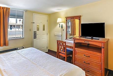 King Room with Roll-In Shower - Disability Access