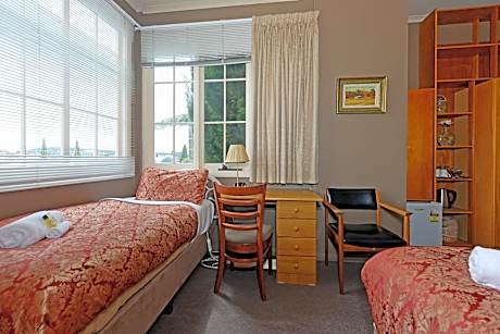 Classic Twin Room with Private Bathroom