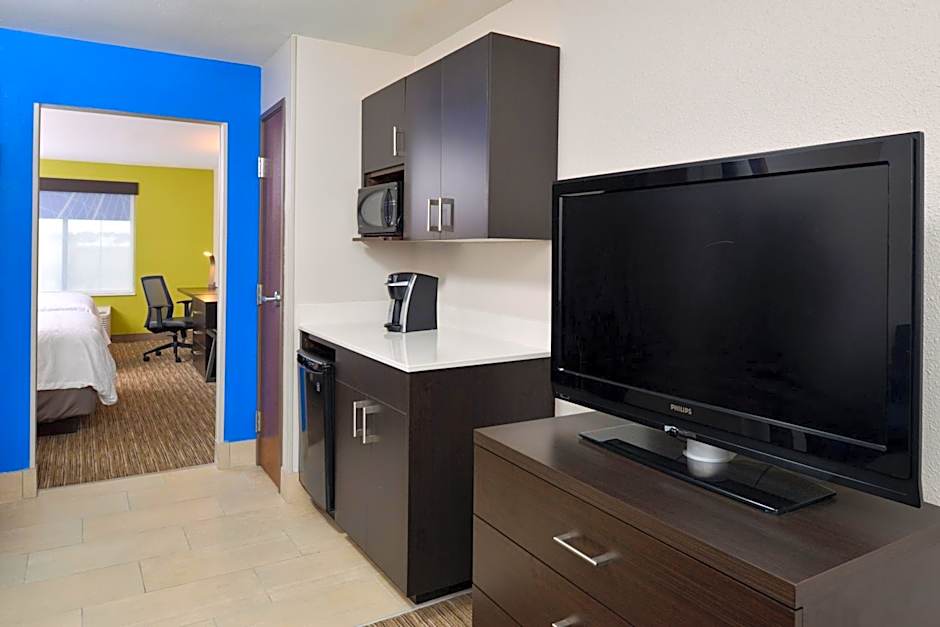 Holiday Inn Express & Suites Pueblo By IHG