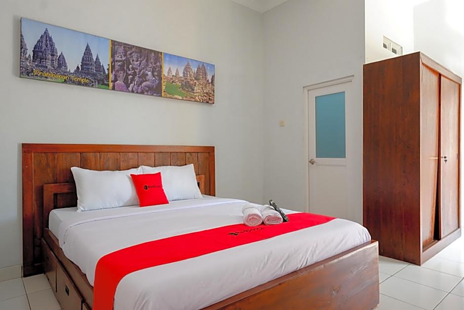 RedDoorz near Padang Golf Adisucipto