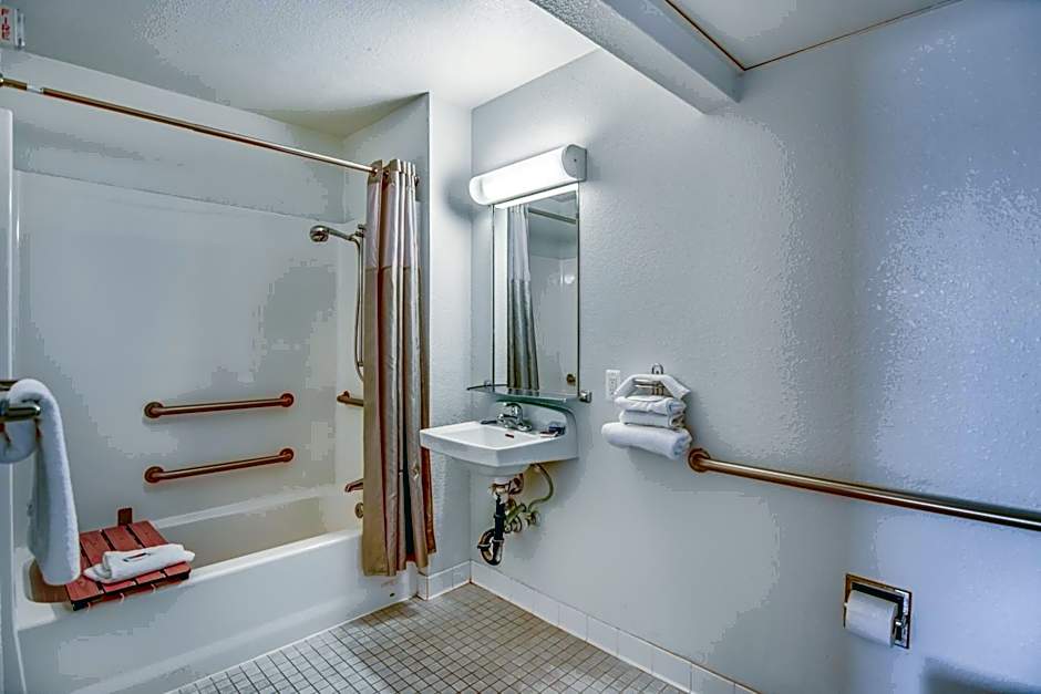 Super 8 by Wyndham Tracy