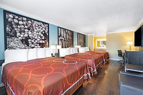 Superior Queen Room with Three Queen Beds - Non-Smoking