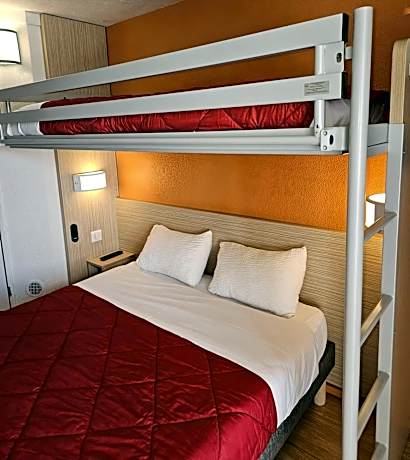 Triple Room (1 Double Bed + 1 Single Bed)