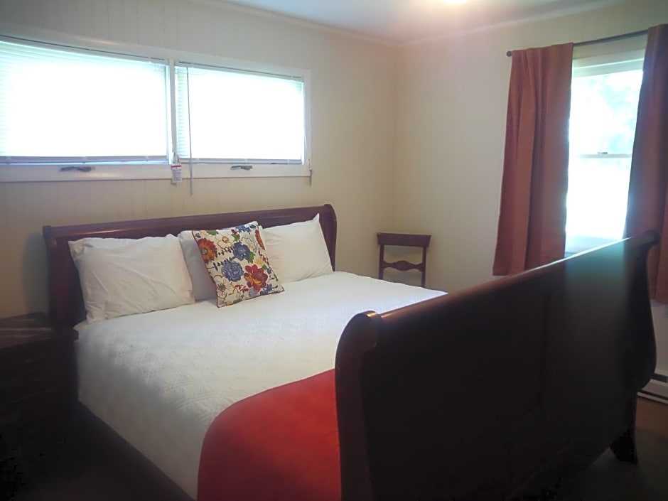 Meadowlark Motel with Restaurant & Bar