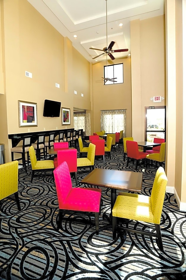 Holiday Inn Express & Suites Marion Northeast, an IHG Hotel