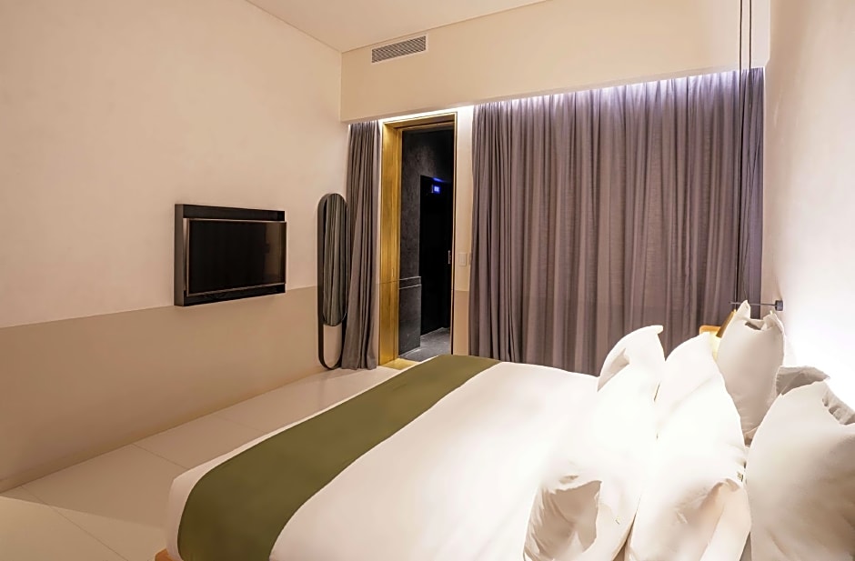 Photo 1 of 12 of 1 King Bed, Mobility Accessible, Roll in Shower