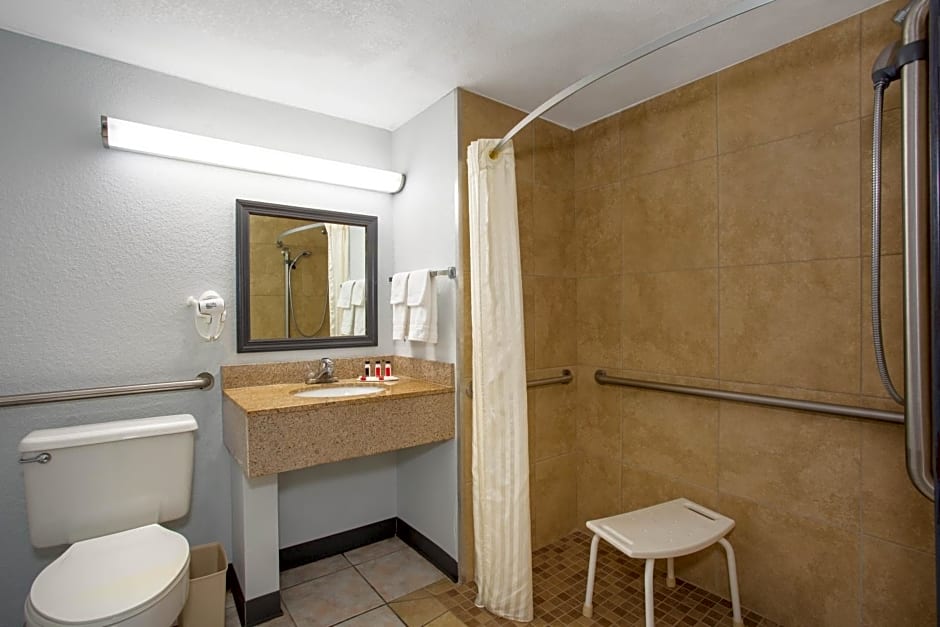 Zdjęcie 1 z 4 — King Room - Mobility Access/Non-Smoking