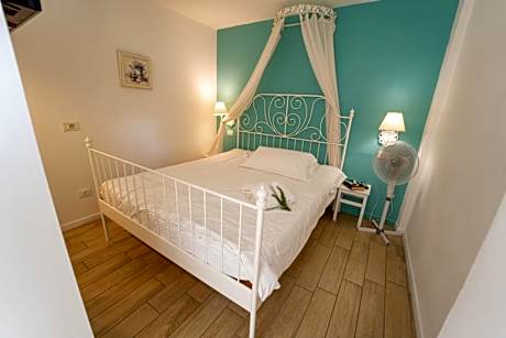 Studio with Shared Bathroom