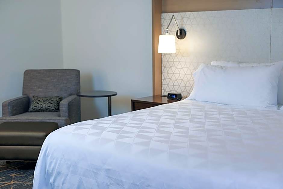 Holiday Inn & Suites St. Cloud By IHG
