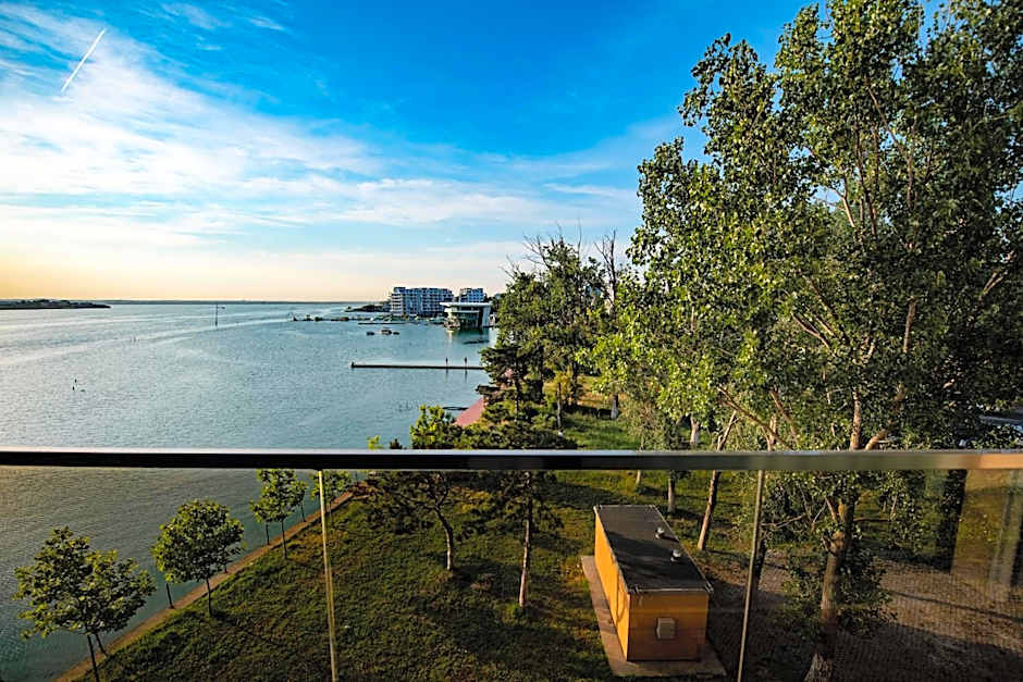 Solid Magic Apart Hotel