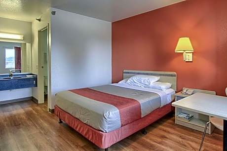 1 Queen Bed | ADA/RI Shower