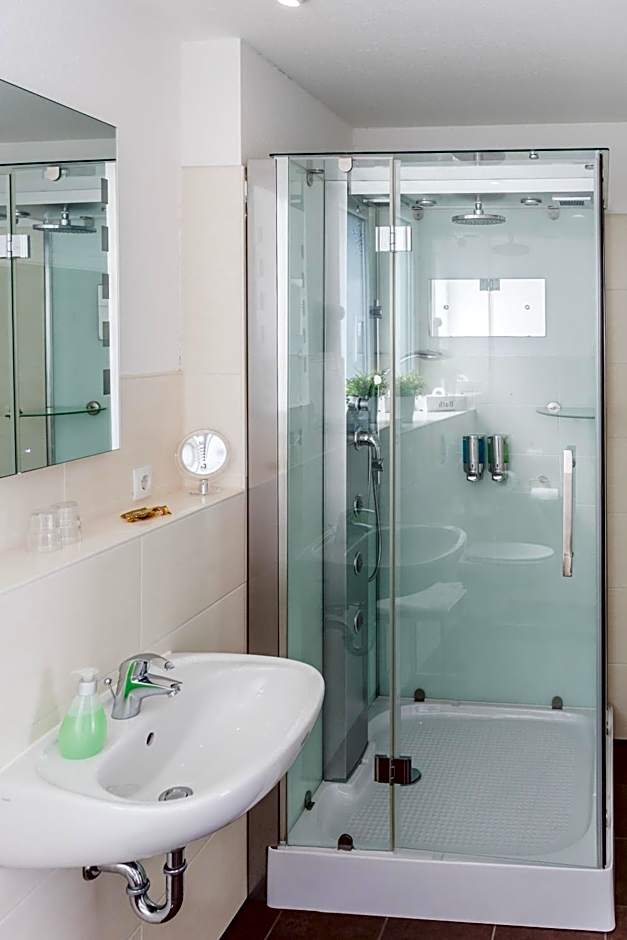 Schäfers Hotel, Self-Check-in, Cafe und Bäcker am Hotel