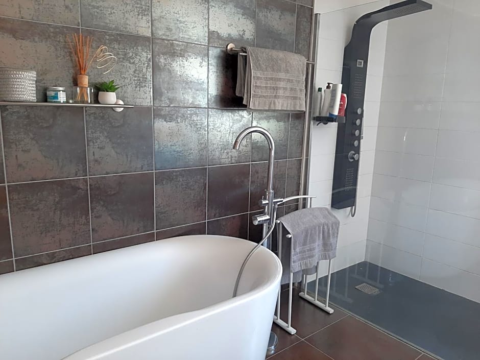 Chambre double dans maison chaleureuse et familiale