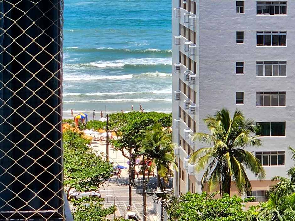 Lindo Flat Capitania Varam , WI FI , 2 aparelhos de ar condicionado , serviço de praia , enorme sacada com vista ao mar e telas de proteção para as crianças , 3 piscinas