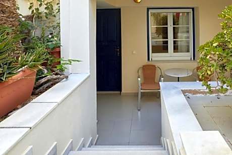 Standard Double Room (1 Queen Bed)