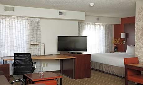 King Suite with Living Room - Non Smoking