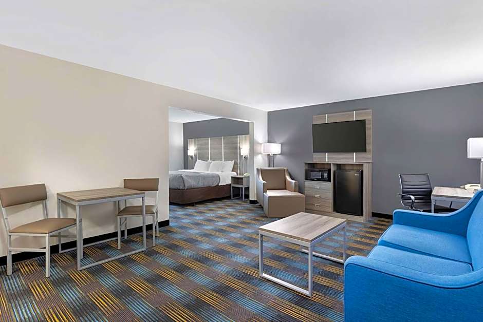 Quality Inn & Suites Fort Madison near Hwy 61
