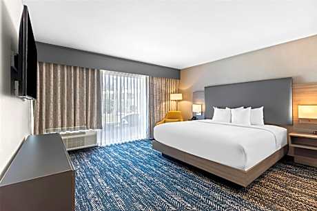 One-Bedroom King Suite with Tub and Pool View - Mobility and Hearing Access/Non-Smoking