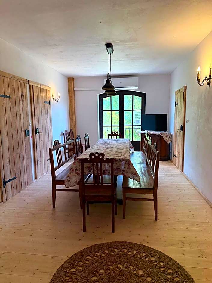 Apartament w Zabytkowej Stajni nad Jeziorem z Dostepem do Parku i Sasiedztwem XIX wiecznego Dworku Modrzewiowego