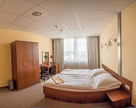 City Hotel B&B, reception 24 7, 800m od-from R1, free parking