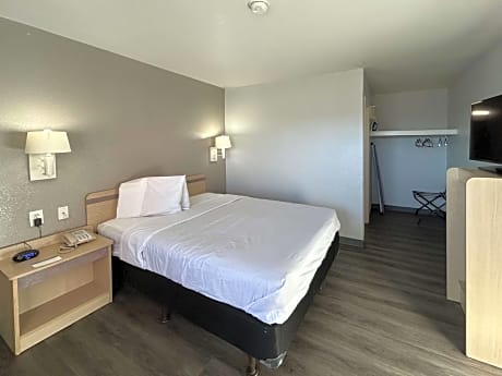 Queen Room - Disability Access - Non-Smoking
