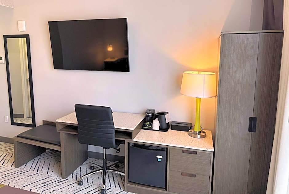 Super 8 by Wyndham Bronx Near Stadium