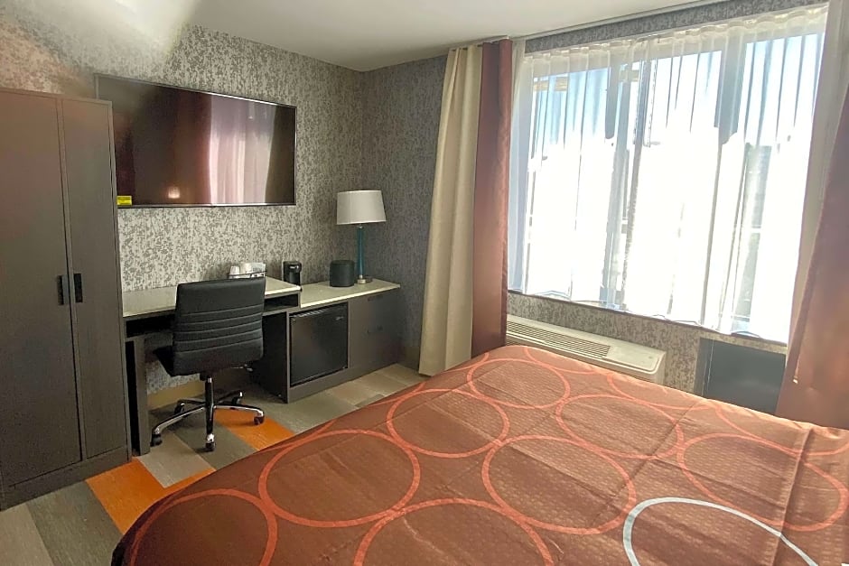 Super 8 by Wyndham Brooklyn Williamsburg