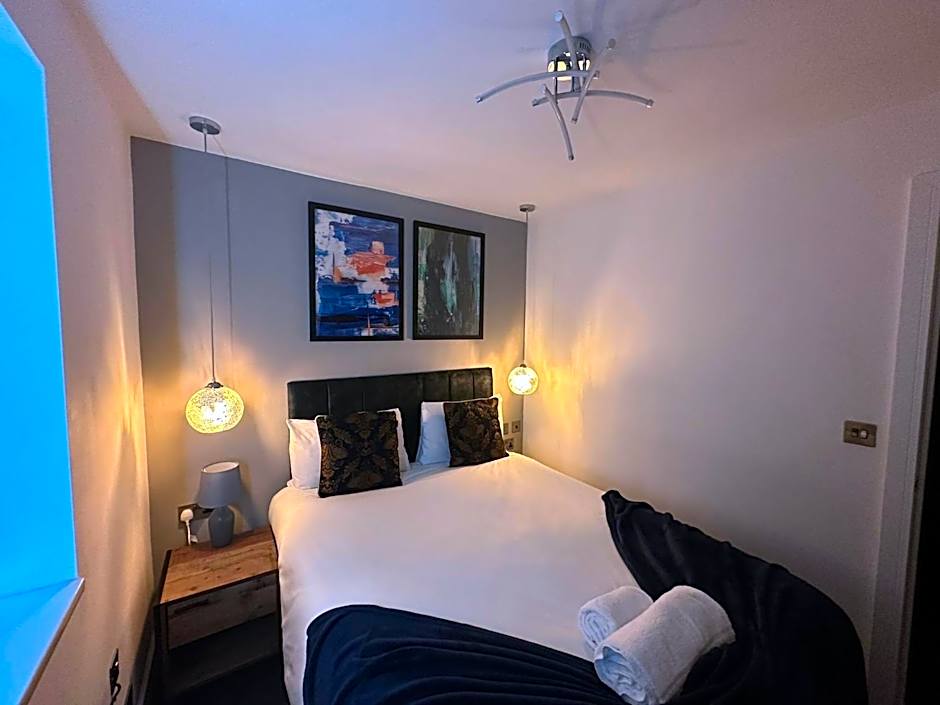Adam Court Apartments - PE1 - Contractor Friendly - Choice of Studios or 1 Bed Apartments - Free Parking - Sofa Beds - Sky TV - Full Kitchen - Washer Dryer - WiFi