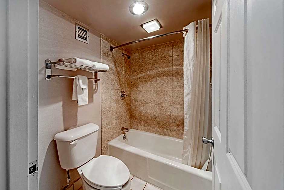 Econo Lodge Inn & Suites Bricktown