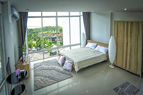 Studio Apartment with Queen Bed