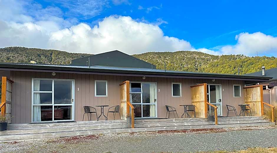 The Crossing Lodge and Backpackers