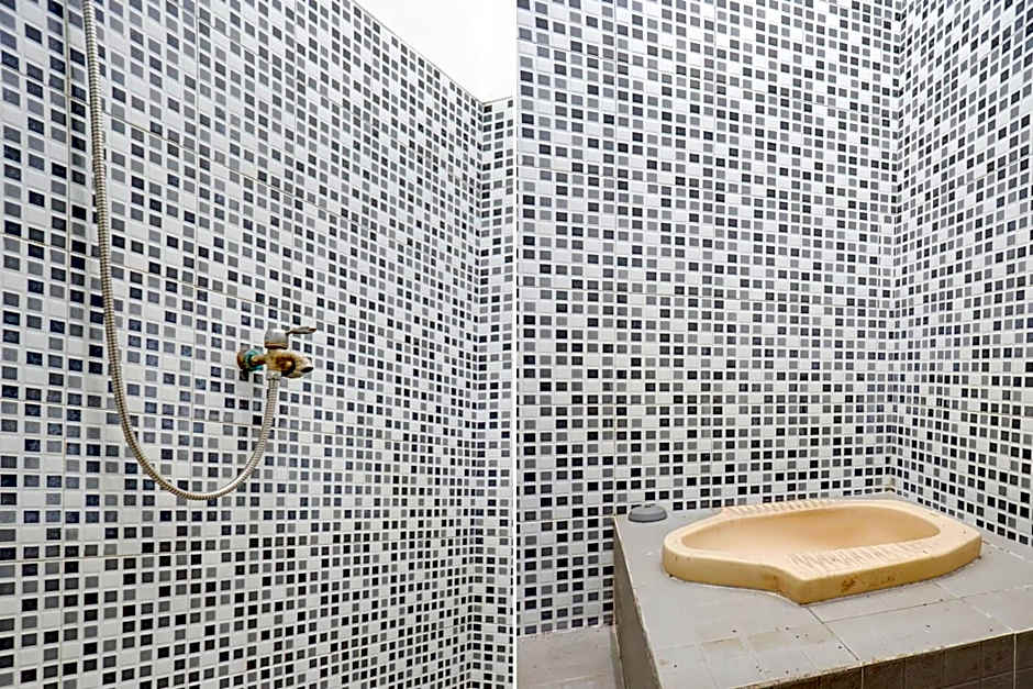 OYO Life 93017 Kost H Soeroso