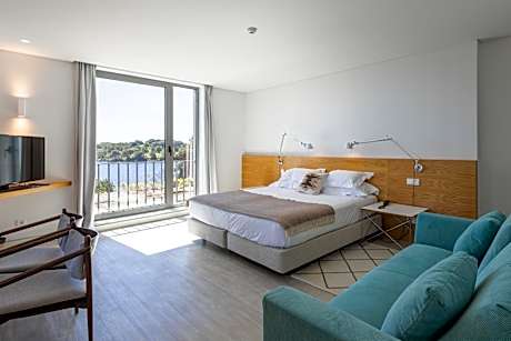 Suite Superior with Dam View