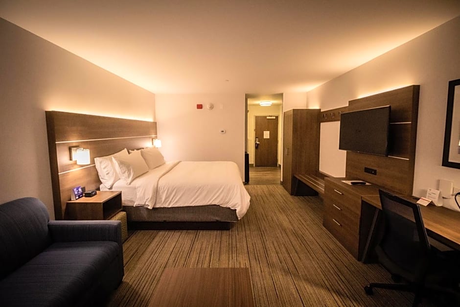 Holiday Inn Express & Suites - Boston South - Randolph, an IHG Hotel